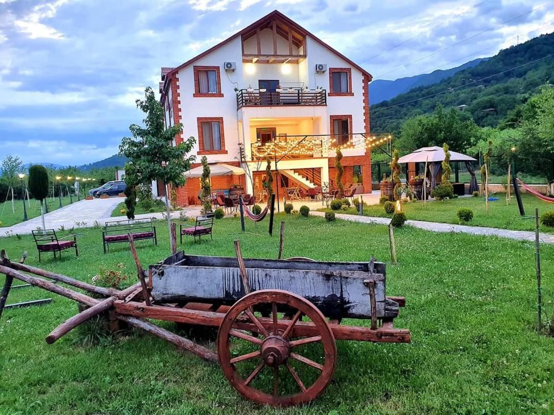 Hotel Karse Ambrolauri Zewnętrze zdjęcie